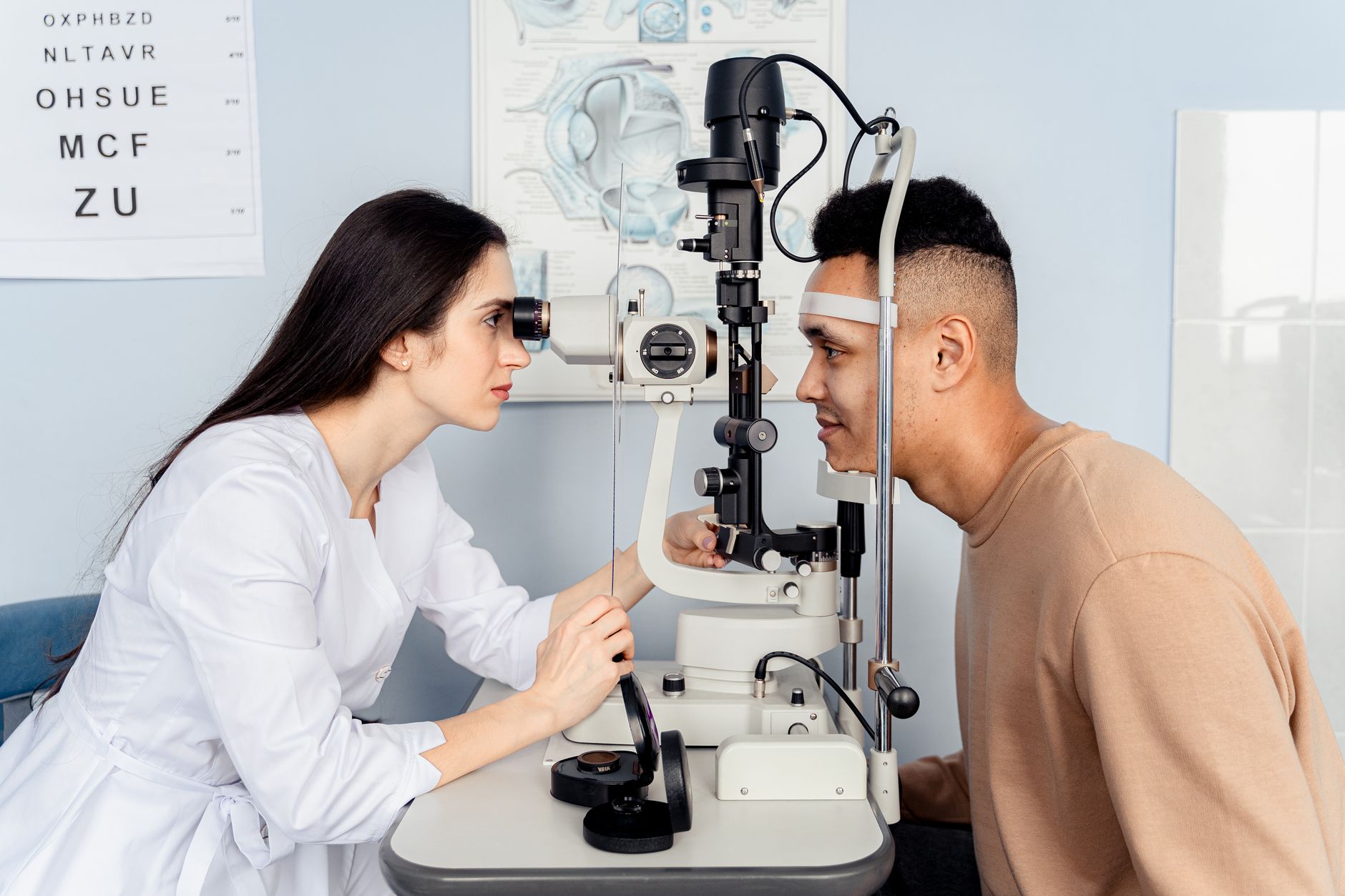 Optometrista examinando los ojos de un paciente con una lámpara de hendidura en una consulta